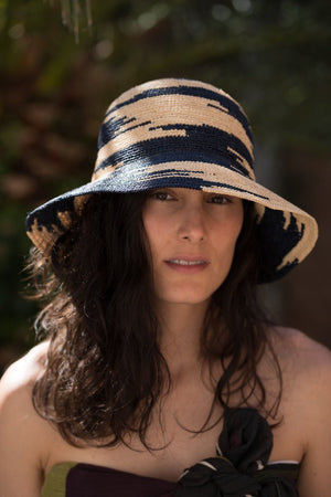 Chapeau Anna Raphia Fait Main Couleur Bleu Nuit et Naturel